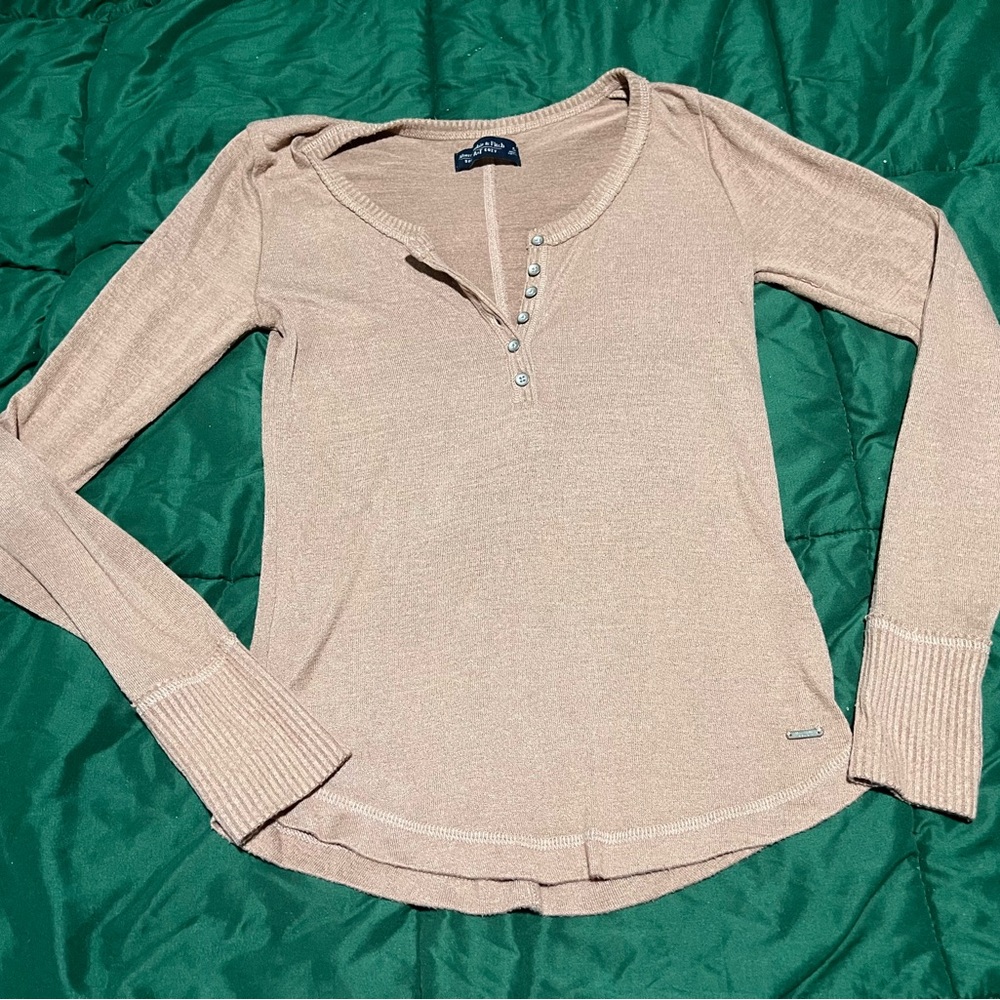 soft and cozy Abercrombie & Fitch tan long-sleeve henley size small